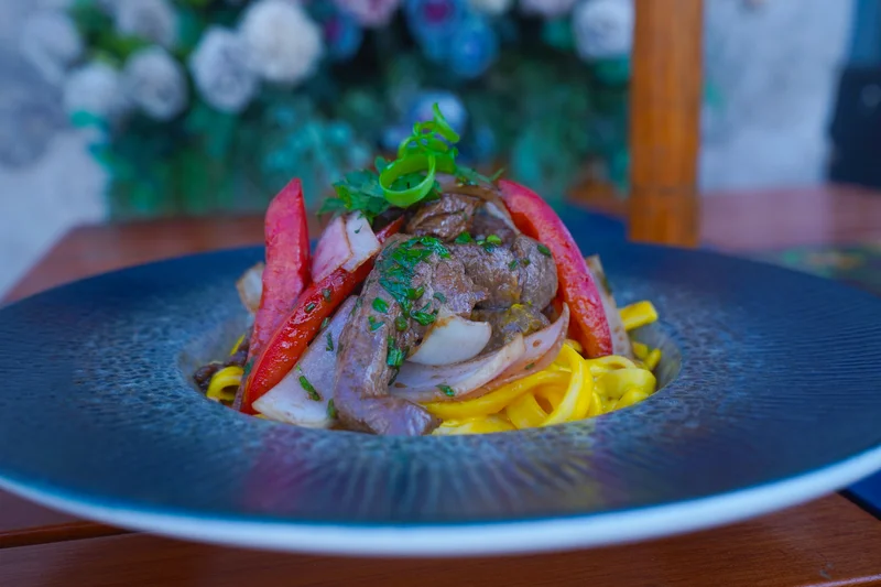 FETUCCINI A LA HUANCAINA CON LOMO SALTADO O ASADO